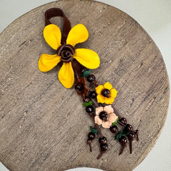 Daisy Flower Leather Bag Charm Genuine Leather Purse Crossbody Keychain NEW - Picture 2 of 8